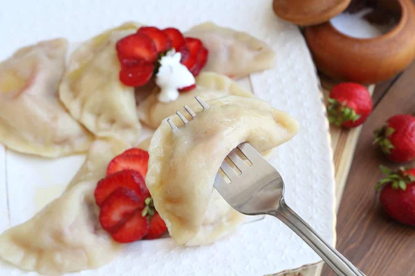 Dumplings Strawberries Sour Cream White Plate — Stock Photo, Image