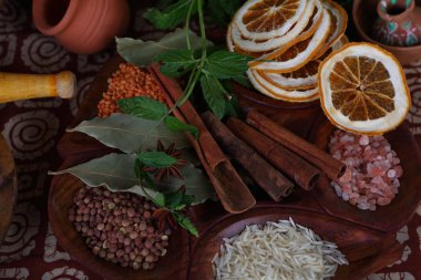 Ahşap masada baharatlar. Hint Mutfak