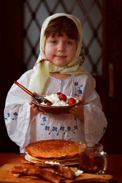 Κορίτσι Τρώει Τηγανίτες Τυρί Cottage Και Φράουλες — Φωτογραφία Αρχείου