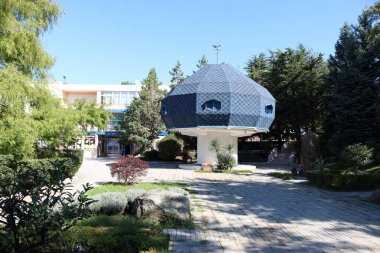 Parkta planetaryum. Planetaryumun görünümü