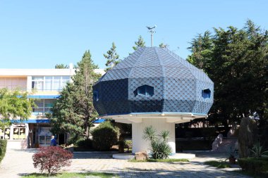 Parkta planetaryum. Planetaryumun görünümü