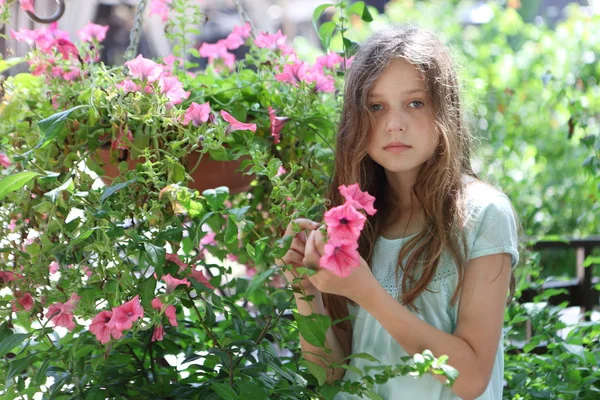 Belle Petite Fille Près Lit Fleurs Avec Des Pétunias Roses — Photo