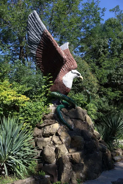 Sculpture Eagle Pecking Snake — Stock Photo, Image