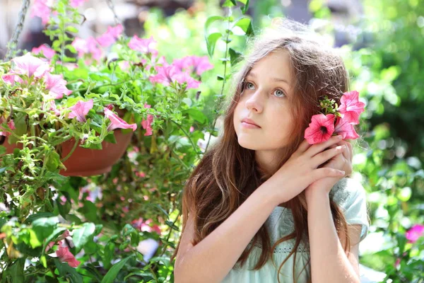 Belle Fille Près Lit Fleurs Avec Des Pétunias Roses — Photo