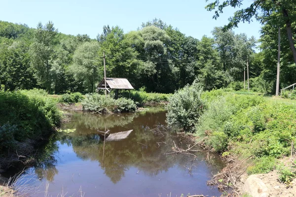 川の近くでリラックスするための木製のガゼボ — ストック写真