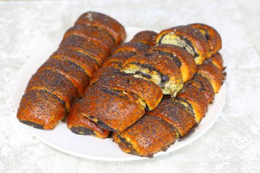 Mutfak masasında haşhaş tohumu ile rulo