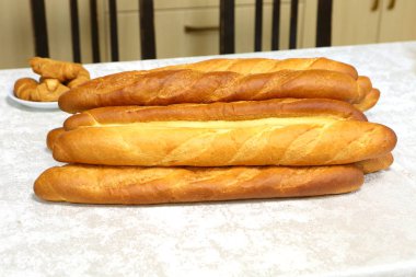 Mutfak masasında Fransız somunları