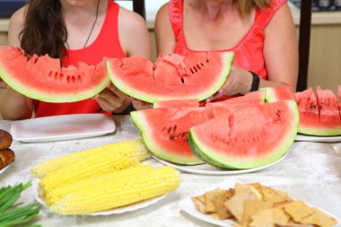 Dişi eller dilimlenmiş karpuz tutun