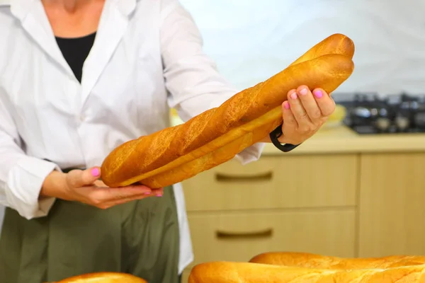 Las Manos Femeninas Sostienen Una Barra Pan — Foto de Stock