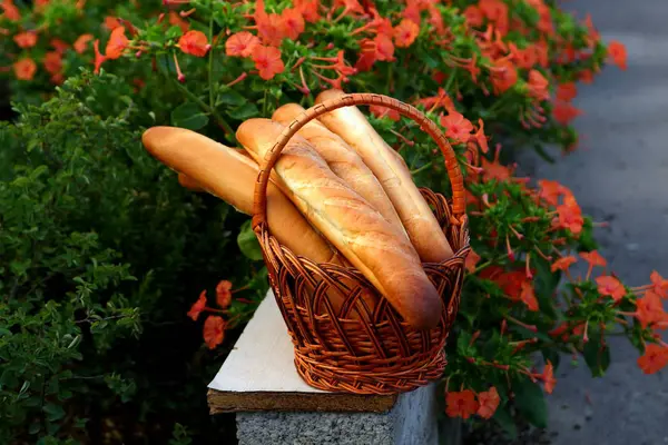 Cesta Com Pães Pão Francês Uma Cesta — Fotografia de Stock