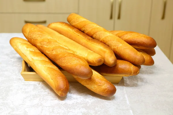 厨房桌上的法式面包 — 图库照片