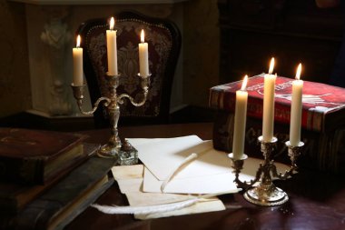 Mum kandelabra. Antika şamdanlarda mumlar.