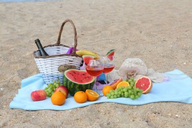 Kırmızı şarap, karpuz ve meyve ile plaj piknik