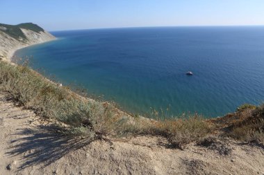 Mavi deniz ve sahilin güzel manzarası. Seascape