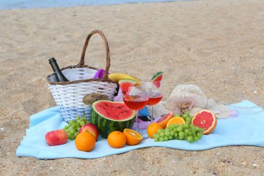 Kırmızı şarap, karpuz ve meyve ile plaj piknik