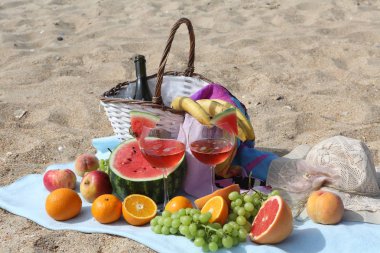 Kırmızı şarap, karpuz ve meyve ile plaj piknik