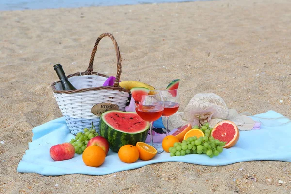 Kırmızı şarap, karpuz ve meyve ile plaj piknik