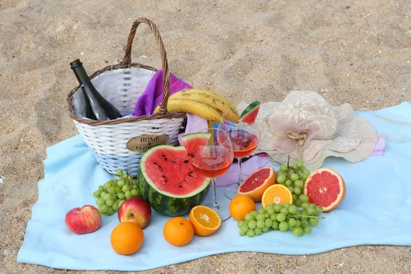 sahilde bir piknik kırmızı şarap, karpuz, üzüm ve greyfurt
