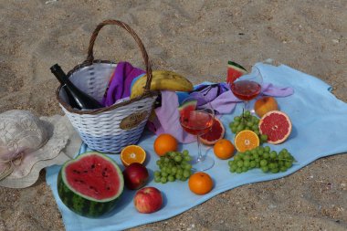 Kırmızı şarap, karpuz ve meyve ile plaj piknik