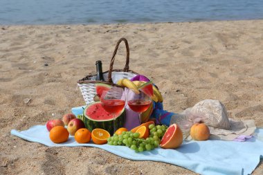 Kırmızı şarap, karpuz ve meyve ile plaj piknik