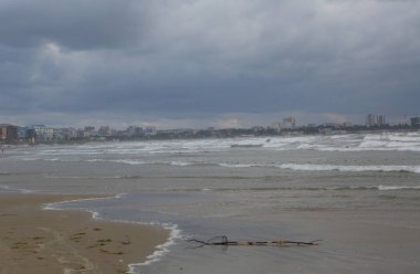 deniz dalgası kumlu kıyıya doğru akar