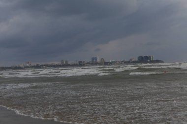 deniz dalgası kumlu kıyıya doğru akar