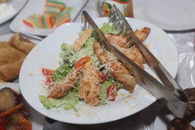 Festival masasında Sezar salatası