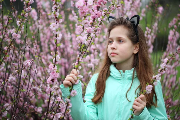 Fille Dans Une Jante Avec Des Oreilles Près Arbuste Fleurs — Photo