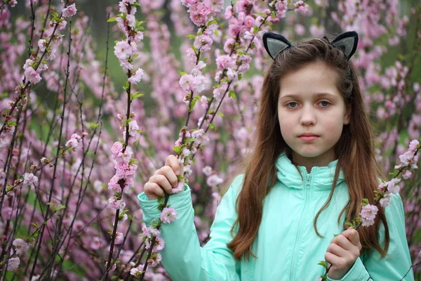 Dívka Parku Blízko Kvetoucích Dekorativních Mandlí — Stock fotografie