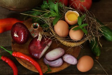 Ahşap bir masada mutfakta taze sebze