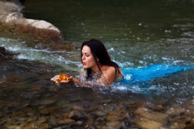 Mavi bir kıyafetle nehirde Denizkızı