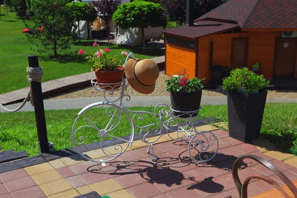 Декоративный Велосипед Парке Цветочными Горшками — стоковое фото