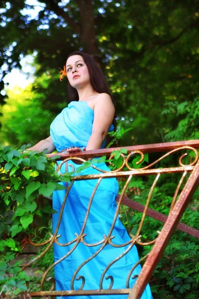 Красива Дівчина Синьому Вбранні Парку — стокове фото