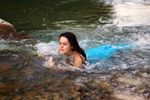 Mavi bir kıyafetle nehirde Denizkızı