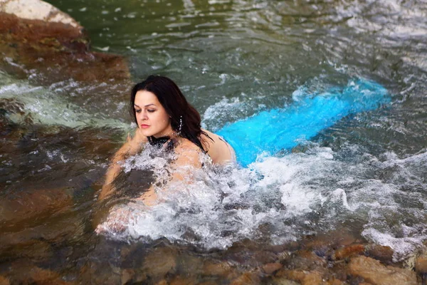 Menina Uma Túnica Azul Água Com Uma Coroa Flores Silvestres — Fotografia de Stock