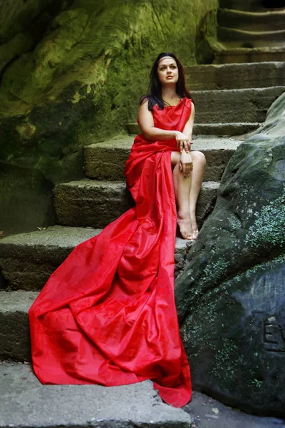 Красива Дівчина Червоній Сукні Тлі Ущелини — стокове фото