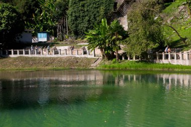 Dağların arka plan üzerinde eski tren istasyonu