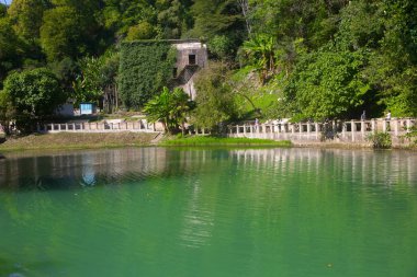 Dağların arka plan üzerinde eski tren istasyonu