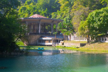 Dağların arka plan üzerinde eski tren istasyonu