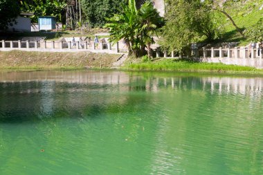 Dağların arka plan üzerinde eski tren istasyonu