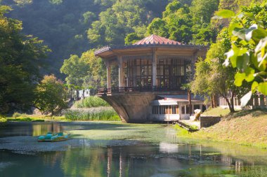 Dağların arka plan üzerinde eski tren istasyonu