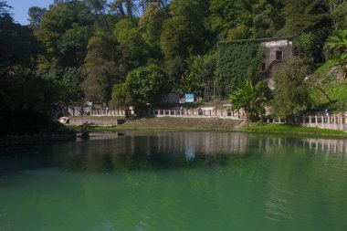 Dağların arka plan üzerinde eski tren istasyonu