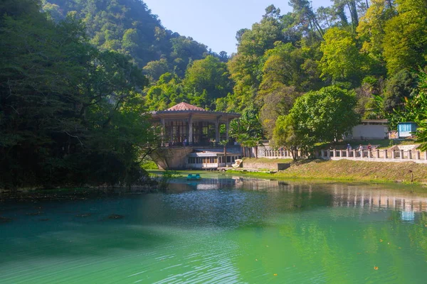 Dağların arka plan üzerinde eski tren istasyonu