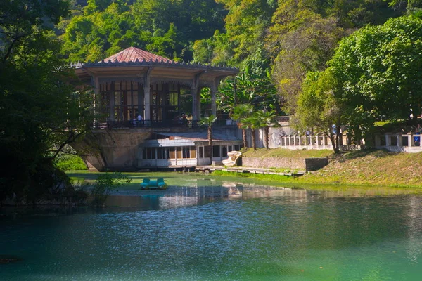 Dağların arka plan üzerinde eski tren istasyonu