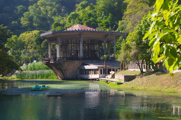 Dağların arka plan üzerinde eski tren istasyonu