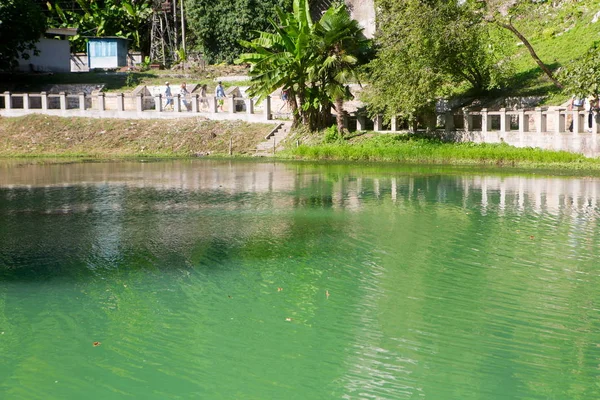 Dağların arka plan üzerinde eski tren istasyonu