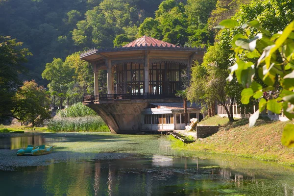 Dağların arka plan üzerinde eski tren istasyonu