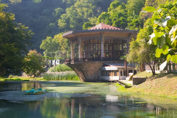 Dağların arka plan üzerinde eski tren istasyonu