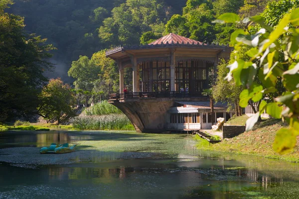 Dağların arka plan üzerinde eski tren istasyonu