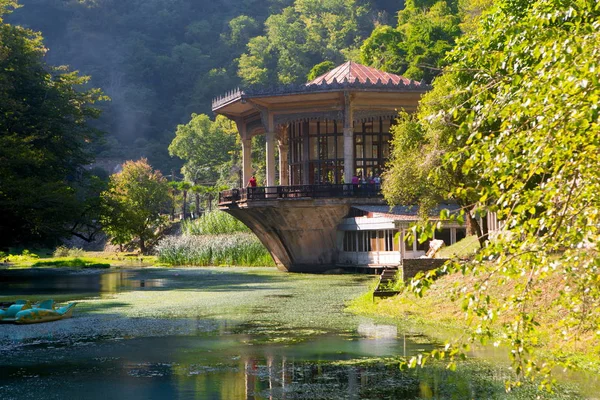 Dağların arka plan üzerinde eski tren istasyonu